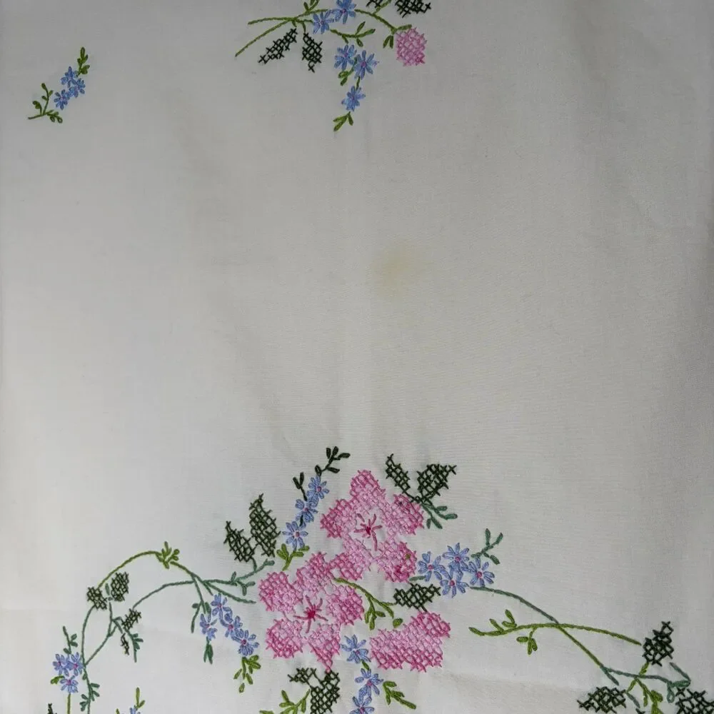 Embroidered Table Cloth Cottagecore Scalloped Hem Cross-Stitched Floral 47
